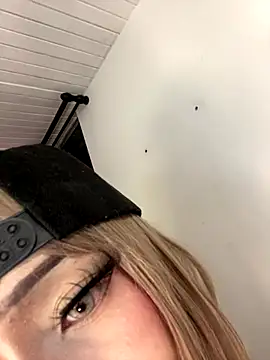 lunaapppp online show from December 14, 2:50 am