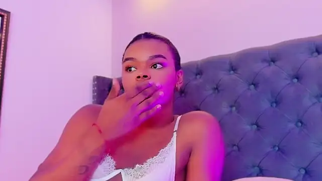 Snapshot of CamiEstrada chatting on September 23, 2:32 am CamiEstrada online show from September 23, 2:32 am