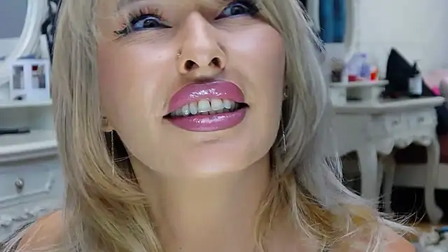 Snapshot of IssaSmith chatting on October 25, 7:16 am IssaSmith online show from October 25, 7:16 am