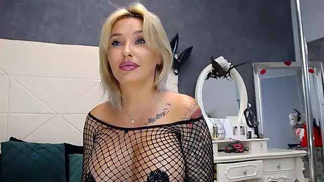 Snapshot of IssaSmith chatting on September 24, 6:23 am IssaSmith online show from September 24, 6:23 am