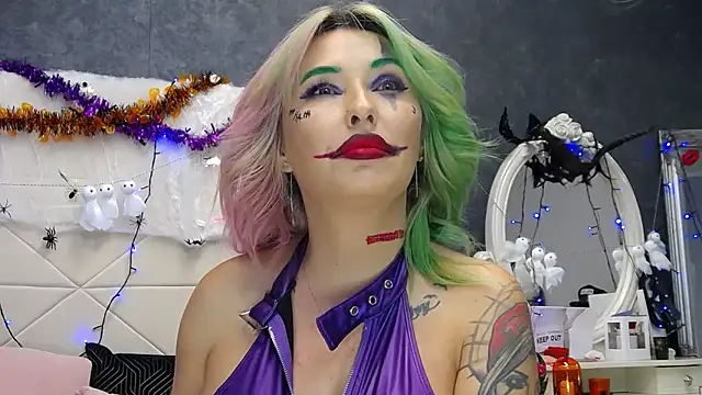 Snapshot of IssaSmith chatting on October 31, 8:29 am IssaSmith online show from October 31, 8:29 am