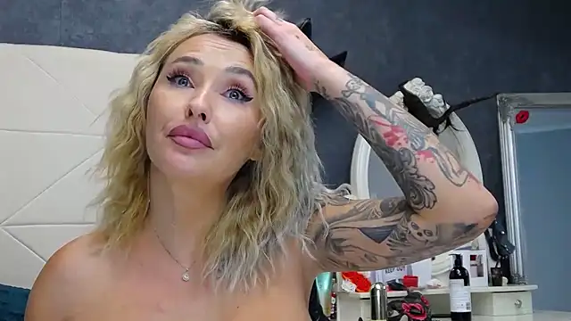 Snapshot of IssaSmith chatting on October 16, 11:02 am IssaSmith online show from October 16, 11:02 am