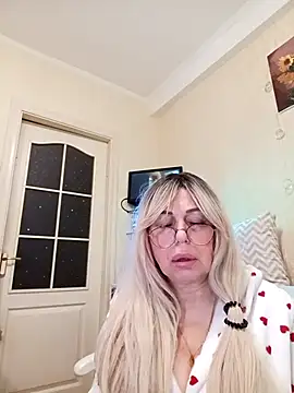 Snapshot of SusieNoreen chatting on October 27, 1:34 am SusieNoreen online show from October 27, 1:34 am