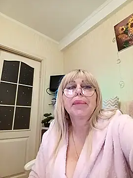 Snapshot of SusieNoreen chatting on October 31, 2:13 am SusieNoreen online show from October 31, 2:13 am