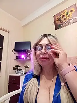 Snapshot of SusieNoreen chatting on October 20, 2:25 am SusieNoreen online show from October 20, 2:25 am