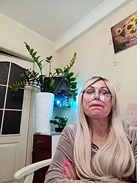 Snapshot of SusieNoreen chatting on October 2, 5:01 am SusieNoreen online show from October 2, 5:01 am