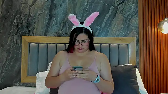 Snapshot of BellaPeers_ chatting on October 31, 2:32 pm BellaPeers online show from October 31, 2:32 pm