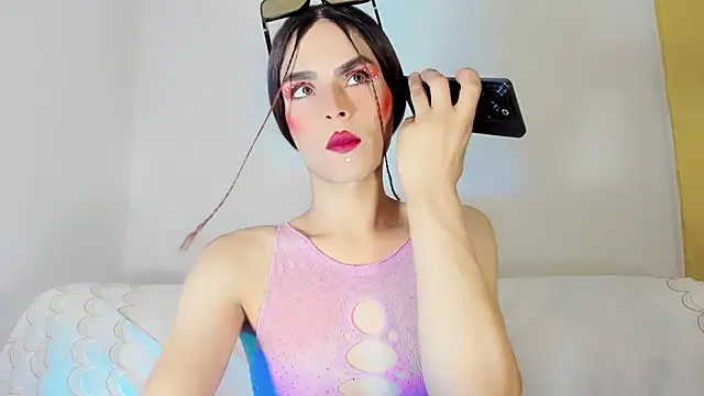 Snapshot of TatiGil chatting on October 26, 1:45 am TatiGil online show from October 26, 1:45 am