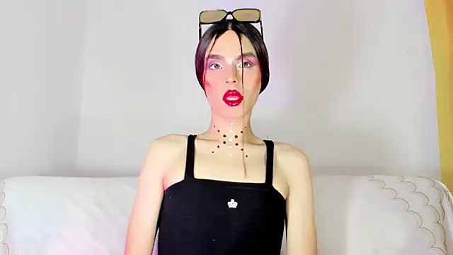 Snapshot of TatiGil chatting on October 28, 2:17 am TatiGil online show from October 28, 2:17 am