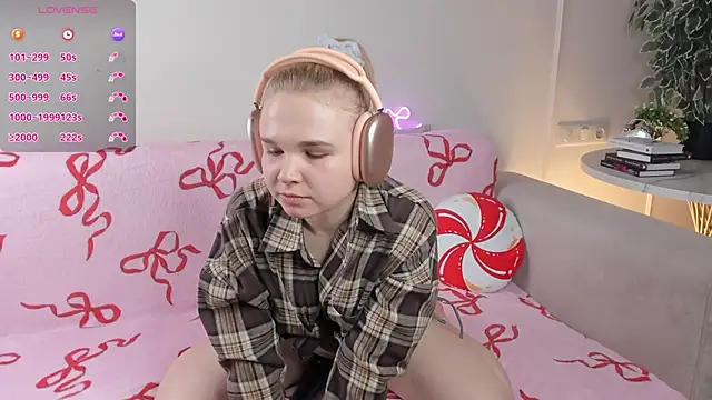 OdetteHarwick online show from March 13, 6:20 pm