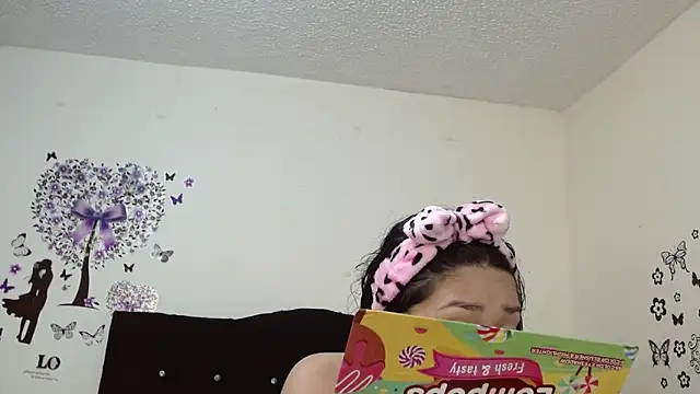 Snapshot of jeff_and_jade chatting on October 6, 11:05 am jeff and jade online show from October 6, 11:05 am