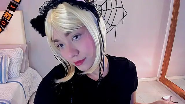 Snapshot of Maia_W10 chatting on October 27, 12:22 pm Maia W10 online show from October 27, 12:22 pm