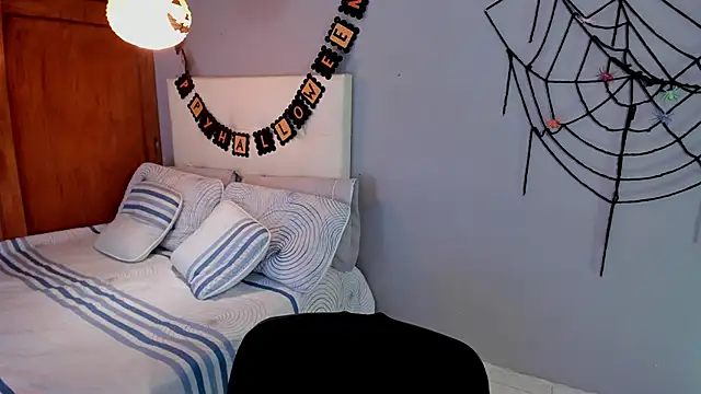 Snapshot of Maia_W10 chatting on October 29, 12:31 pm Maia W10 online show from October 29, 12:31 pm