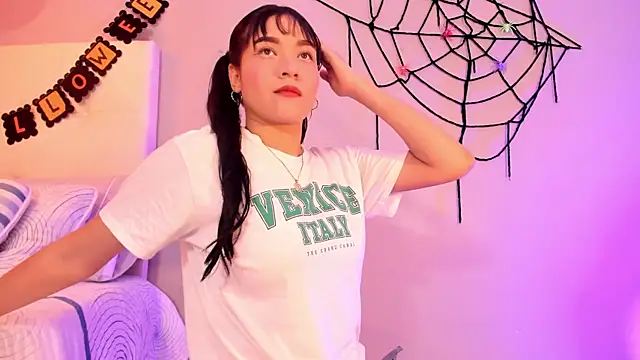 Snapshot of Maia_W10 chatting on October 30, 12:39 pm Maia W10 online show from October 30, 12:39 pm