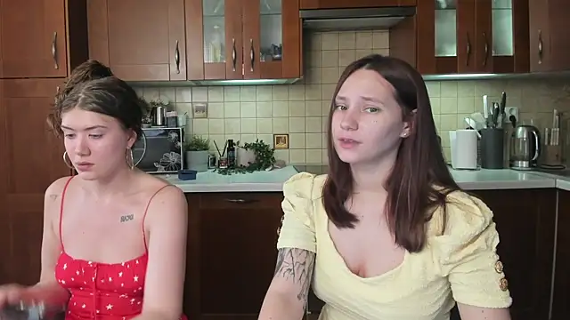 HotCaramellsTV online show from June 29, 8:32 am