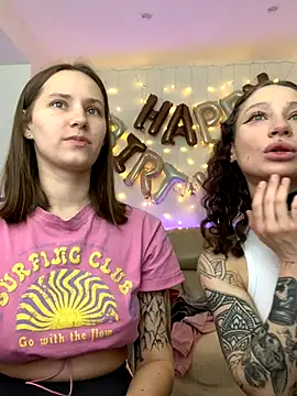 Snapshot of HotCaramellsTV chatting on October 18, 10:18 am HotCaramellsTV online show from October 18, 10:18 am