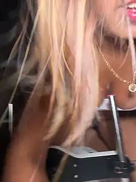 Snapshot of LunaGates chatting on October 12, 3:31 am LunaGates online show from October 12, 3:31 am