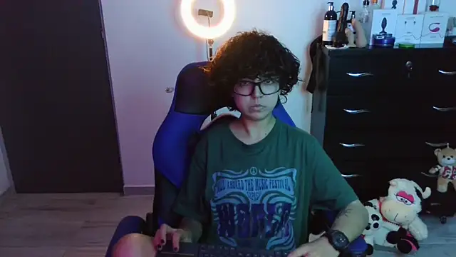 Snapshot of thomascooper7 chatting on October 24, 1:56 am thomascooper7 online show from October 24, 1:56 am