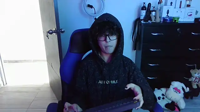 Snapshot of thomascooper7 chatting on September 29, 5:18 pm thomascooper7 online show from September 29, 5:18 pm