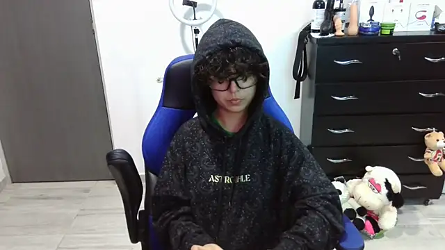 Snapshot of thomascooper7 chatting on October 18, 2:47 am thomascooper7 online show from October 18, 2:47 am