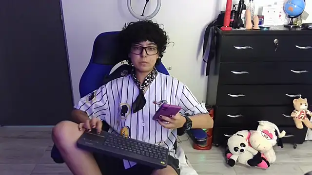 thomascooper7 online show from April 18, 8:09 pm