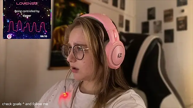 Snapshot of JacyWinslat chatting on October 19, 1:46 pm JacyWinslat online show from October 19, 1:46 pm