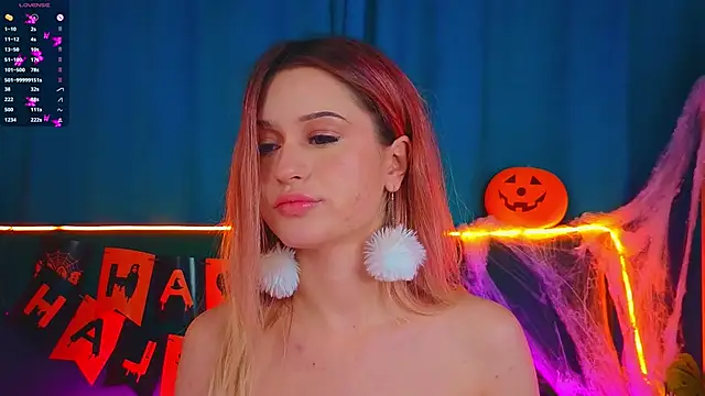 Snapshot of AlinaWalters chatting on November 1, 8:13 pm AlinaWalters online show from November 1, 8:13 pm