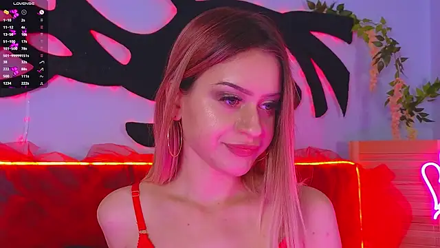 Snapshot of AlinaWalters chatting on October 3, 8:58 pm AlinaWalters online show from October 3, 8:58 pm