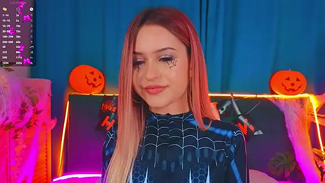 Snapshot of AlinaWalters chatting on October 28, 8:46 pm AlinaWalters online show from October 28, 8:46 pm