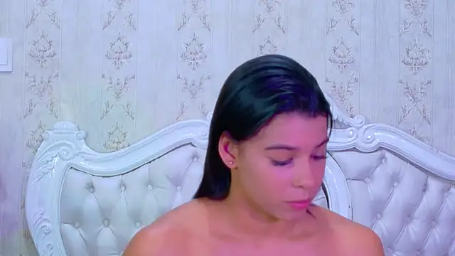 Snapshot of TiaraRosse chatting on October 19, 5:53 am TiaraRosse online show from October 19, 5:53 am