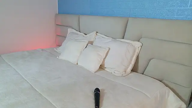 Zoe Benson online show from September 25, 1:43 pm