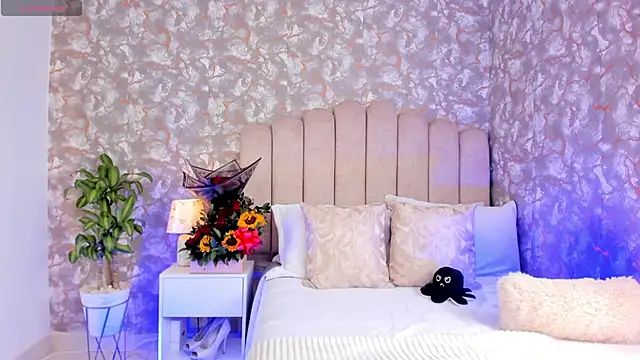 MiaTowson online show from September 26, 3:20 pm