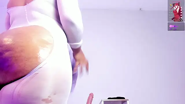 Snapshot of lannarusso_ chatting on October 14, 12:19 pm lannarusso online show from October 14, 12:19 pm