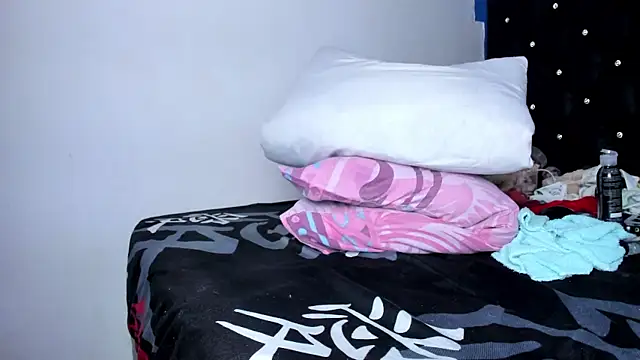 Snapshot of skinnycollins1 chatting on October 9, 5:22 am skinnycollins1 online show from October 9, 5:22 am