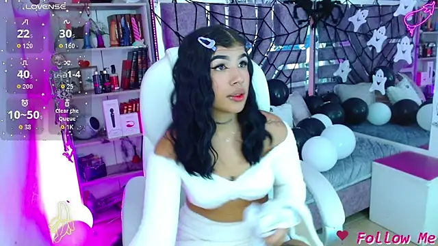 Snapshot of AliceWalker_11 chatting on October 23, 8:37 pm AliceWalker 11 online show from October 23, 8:37 pm