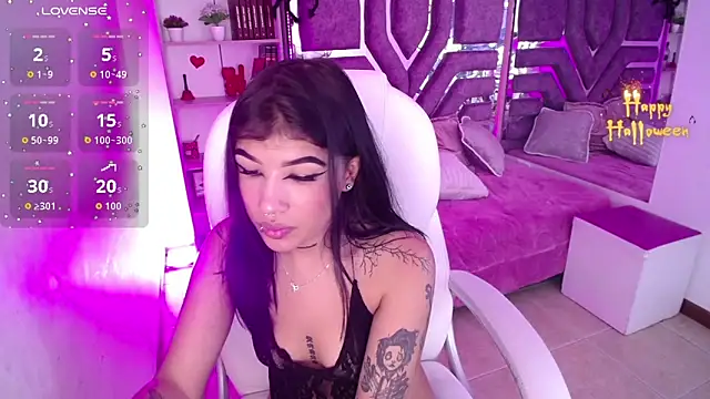 Snapshot of AliceWalker_11 chatting on October 16, 8:33 pm AliceWalker 11 online show from October 16, 8:33 pm