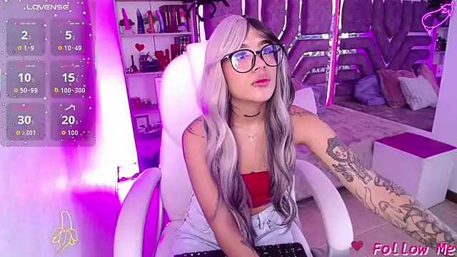 Snapshot of AliceWalker_11 chatting on October 13, 8:11 pm AliceWalker 11 online show from October 13, 8:11 pm