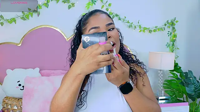 Snapshot of NahiaraReina chatting on October 25, 1:19 pm NahiaraReina online show from October 25, 1:19 pm