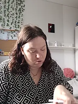 Snapshot of CurvyMilf1992 chatting on October 15, 7:11 am CurvyMilf1992 online show from October 15, 7:11 am