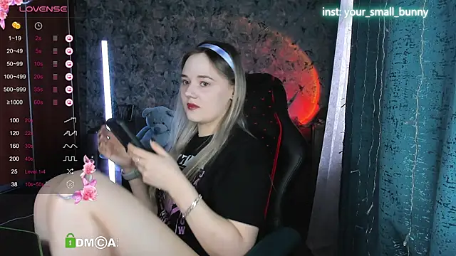 Snapshot of Your_small_bunny chatting on October 7, 3:22 am Your small bunny online show from October 7, 3:22 am