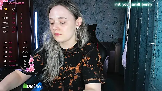 Snapshot of Your_small_bunny chatting on September 22, 4:00 am Your small bunny online show from September 22, 4:00 am