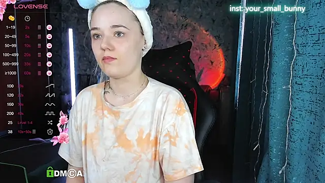 Snapshot of Your_small_bunny chatting on October 6, 3:01 am Your small bunny online show from October 6, 3:01 am