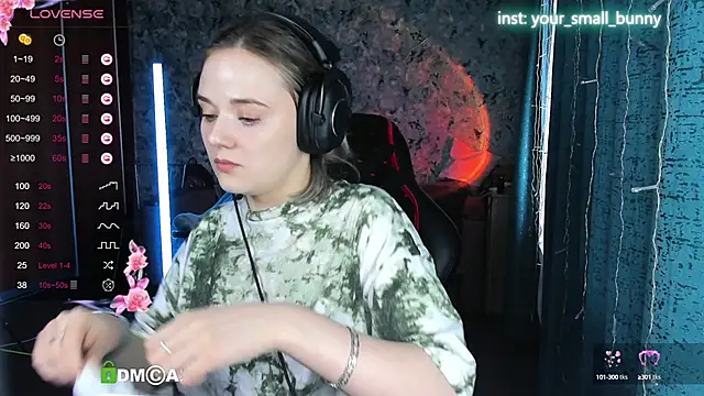 Snapshot of Your_small_bunny chatting on September 15, 3:26 am Your small bunny online show from September 15, 3:26 am