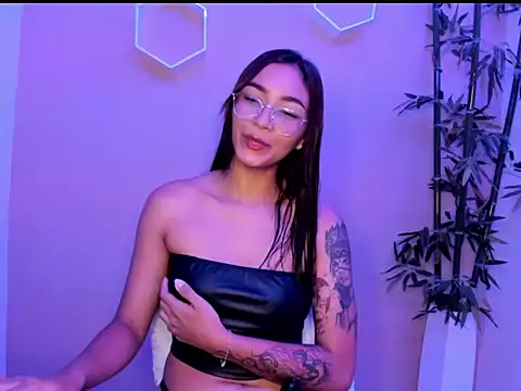 ASIAM BRUNET online show from February 4, 1:25 pm