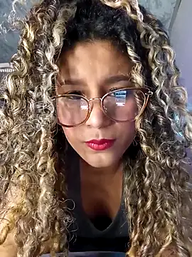 Luna  Pink  online show from May 4, 8:12 pm
