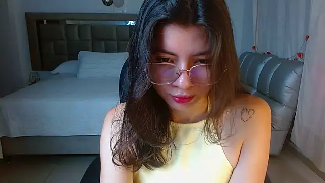 zoecruzz online show from April 15, 2:39 pm