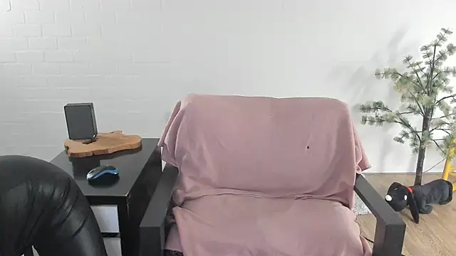 MendiPetite online show from February 22, 6:42 pm