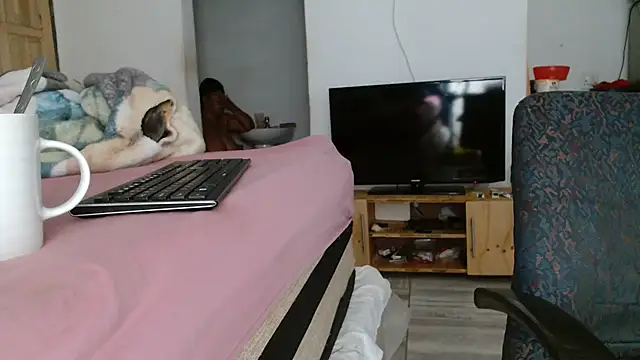 Snapshot of Hugetittiesxx2 chatting on October 9, 1:32 am Hugetittiesxx2 online show from October 9, 1:32 am