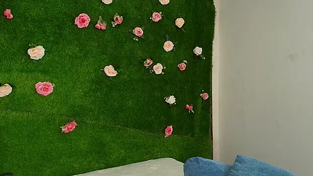 Huge Titties  online show from April 4, 1:43 pm