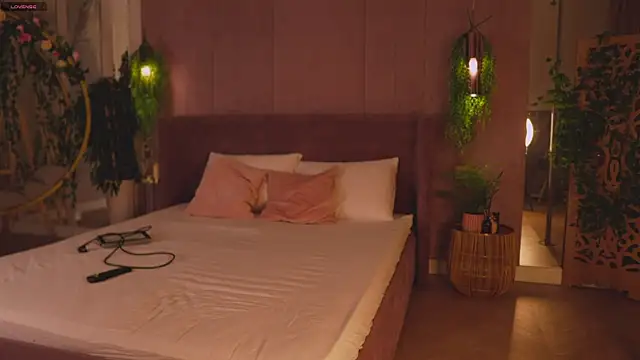 Smiley Mia online show from November 14, 5:07 am